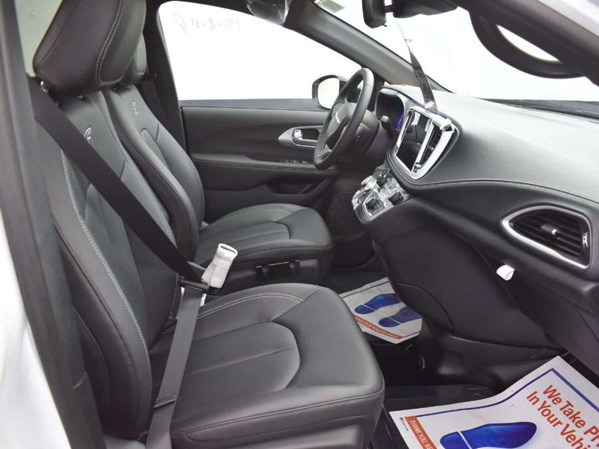 White Chrysler Pacifica image number 2