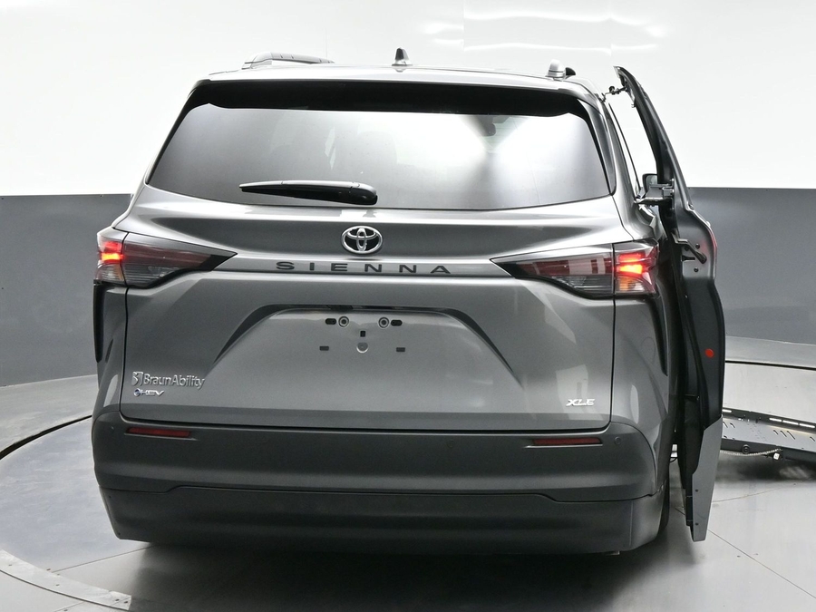 Grey Toyota Sienna image number 2