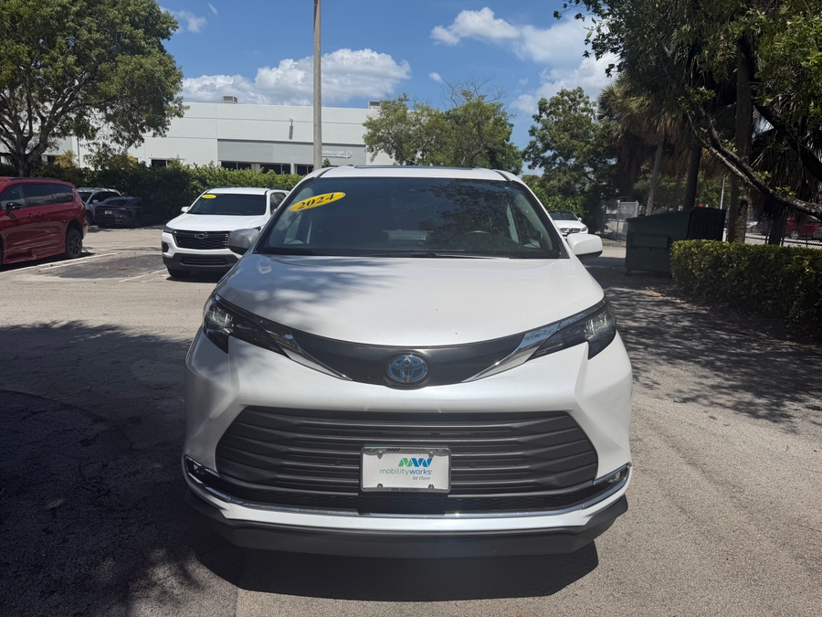 White Toyota Sienna with Side Entry Automatic Fold Out ramp