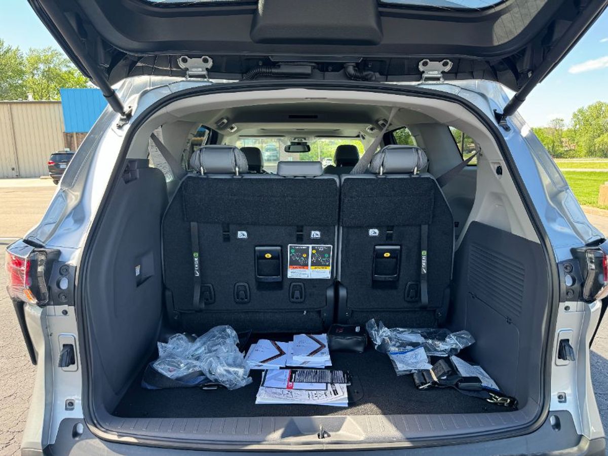 Silver Toyota Sienna image number 21