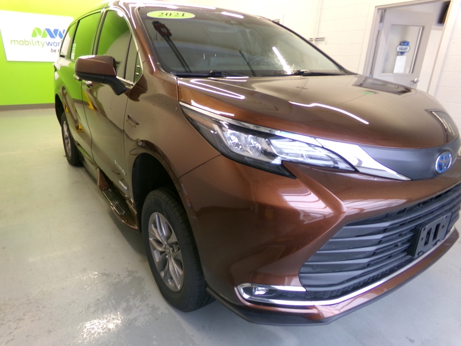 Orange Toyota Sienna image number 1