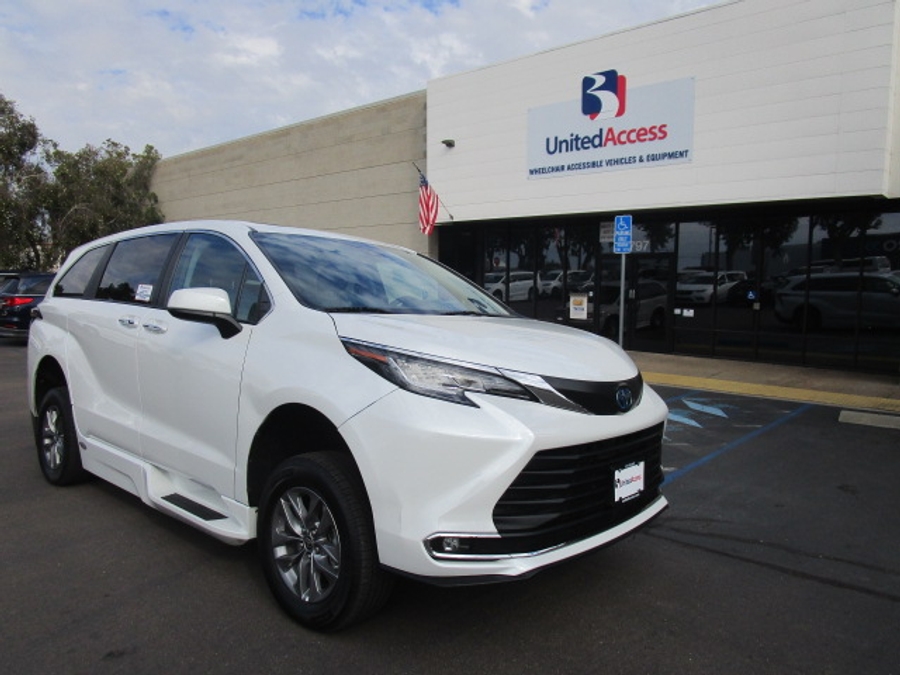 Used 2022 Toyota Sienna Hybrid XLE - BraunAbility Side Entry Entry Fold Out Automatic Ramp