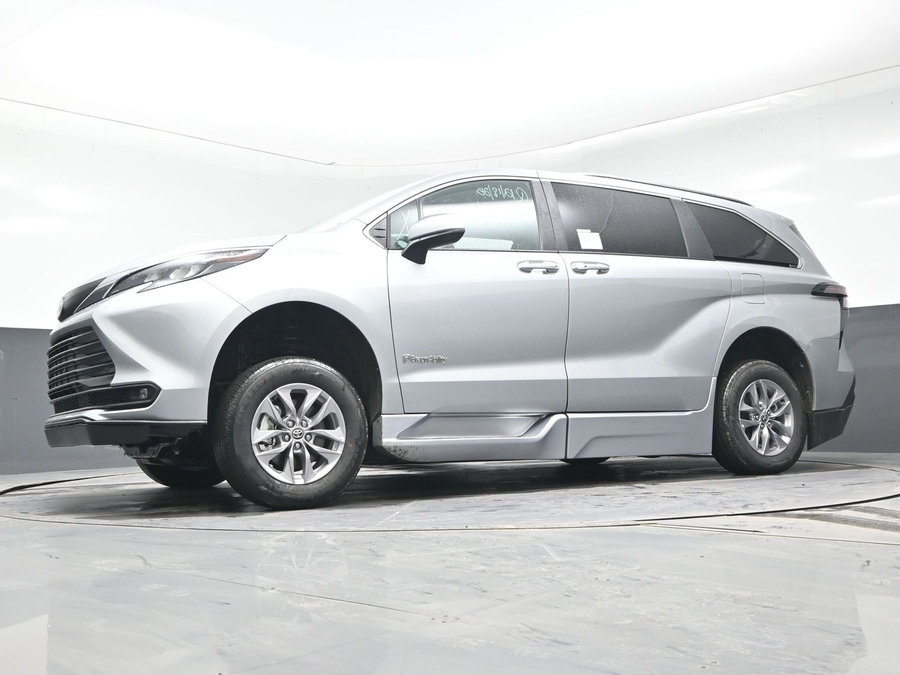 New 2025 Toyota Sienna Hybrid XLE Plus - BraunAbility Side Entry Entry Fold Out Automatic Ramp