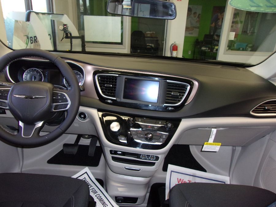 Chrysler Voyager negro imagen número 4