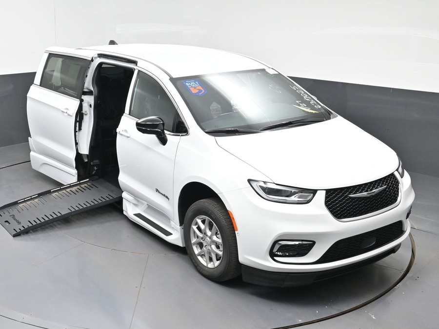 White Chrysler Pacifica image number 19