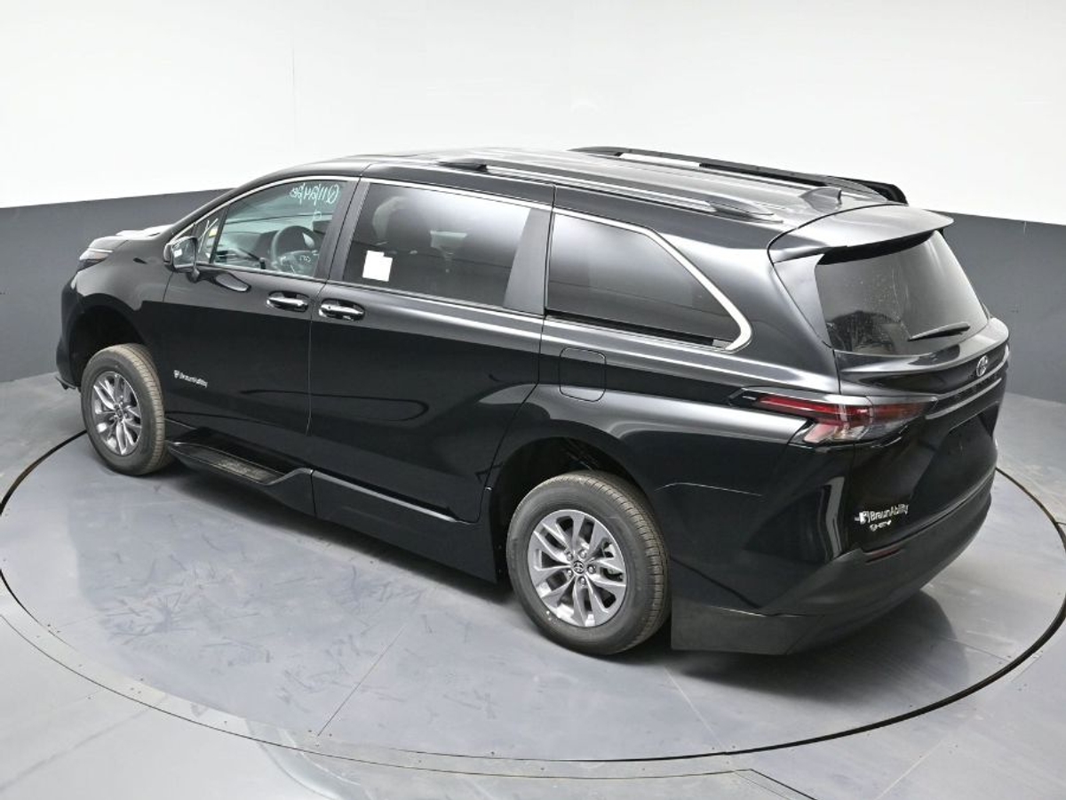Black Toyota Sienna image number 24
