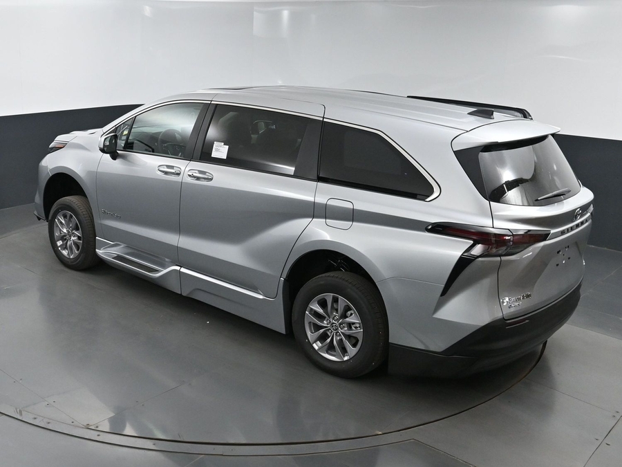 New 2025 Toyota Sienna Hybrid XLE Base - BraunAbility Side Entry Entry Fold Out Automatic Ramp