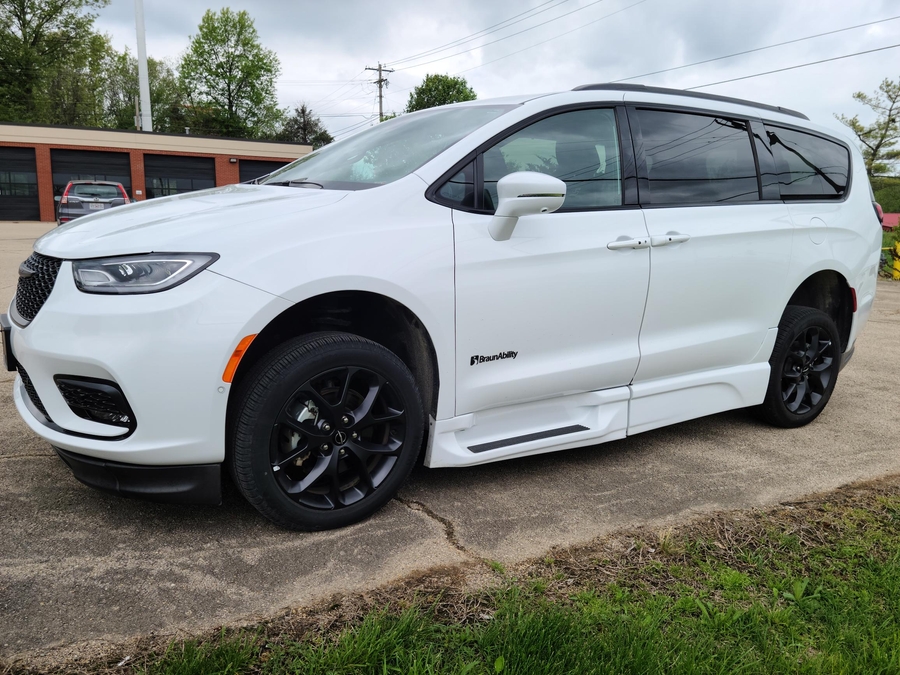 Used 2021 Chrysler Pacifica Touring L - BraunAbility Side Entry Entry Fold Out Automatic Ramp