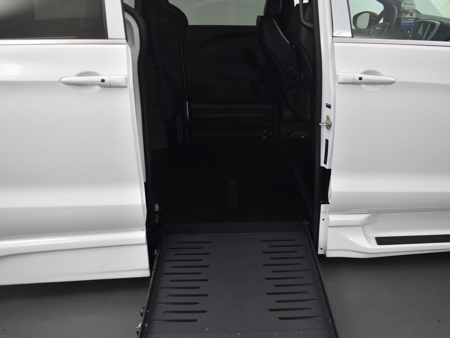 New 2025 Chrysler Pacifica Select Safety - BraunAbility Side Entry Entry Fold Out Automatic Ramp