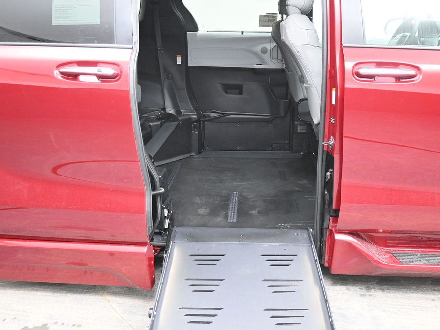 New 2026 Toyota Sienna Hybrid XLE Base - BraunAbility Side Entry Fold Out Automatic Ramp
