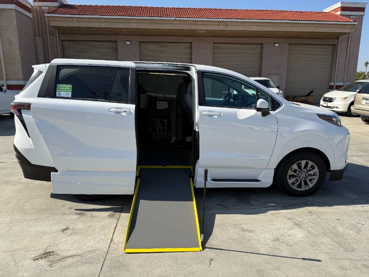 White Toyota Sienna image number 1
