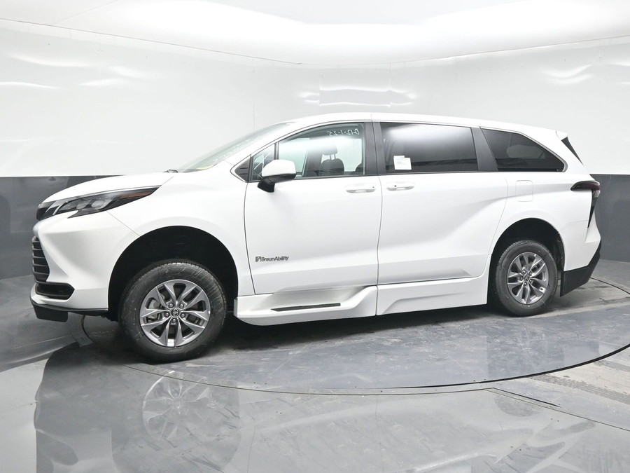 New 2025 Toyota Sienna Hybrid LE - BraunAbility Side Entry Entry Fold Out Automatic Ramp