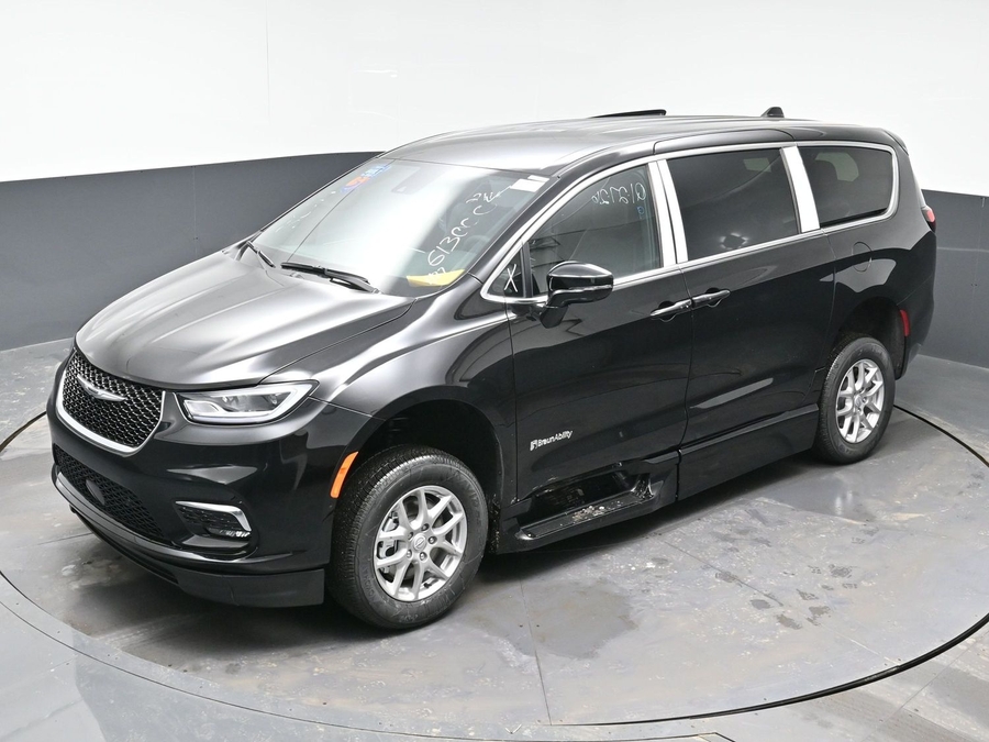 Black Chrysler Pacifica image number 23