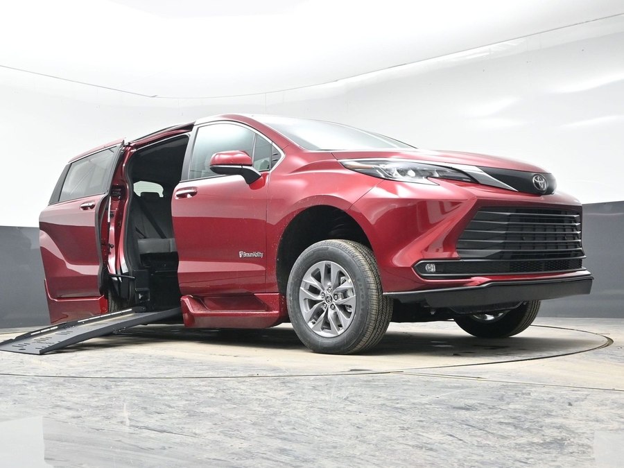 New 2026 Toyota Sienna Hybrid XLE Base - BraunAbility Side Entry Fold Out Automatic Ramp