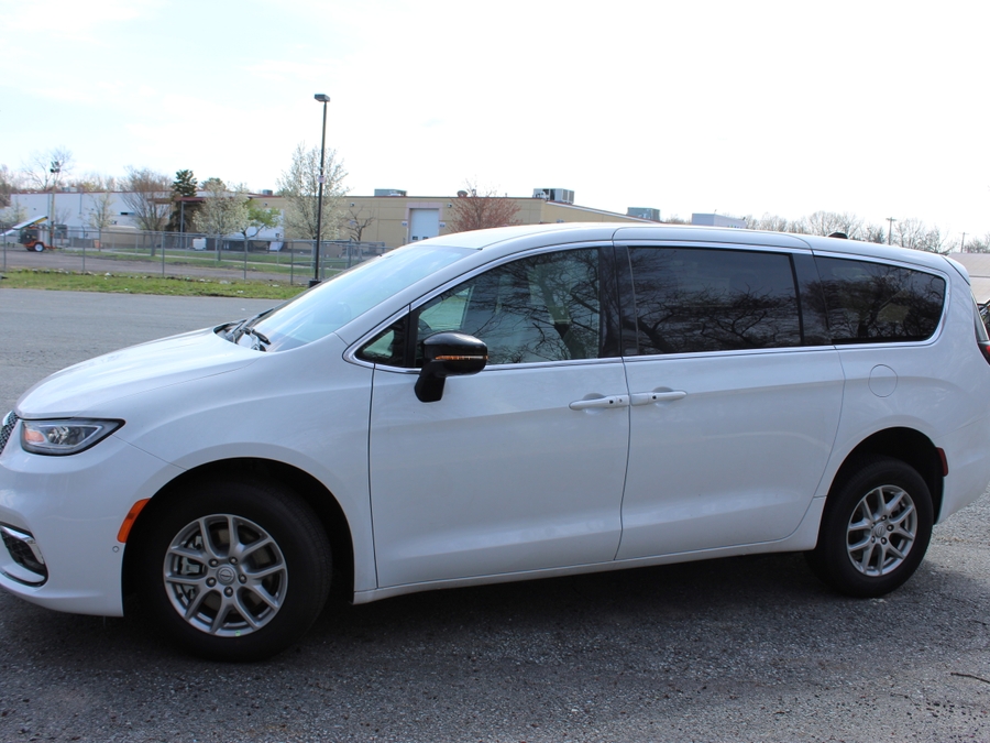 White Chrysler Pacifica image number 5