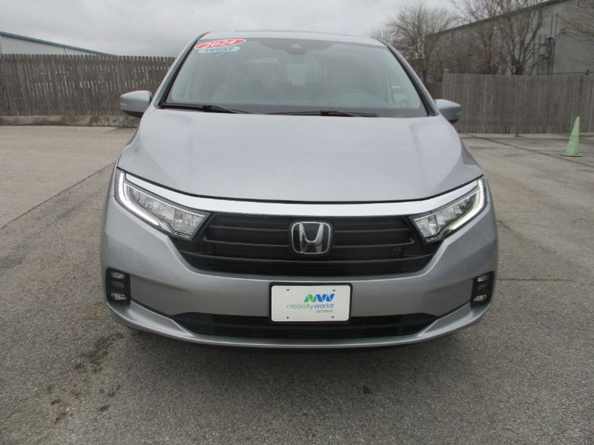 Silver Honda Odyssey image number 1