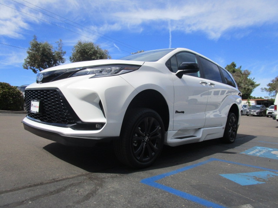 New 2025 Toyota Sienna Hybrid XSE Sport - BraunAbility Side Entry Entry Fold Out Automatic Ramp