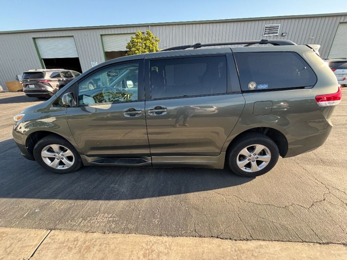 Green Toyota Sienna image number 1