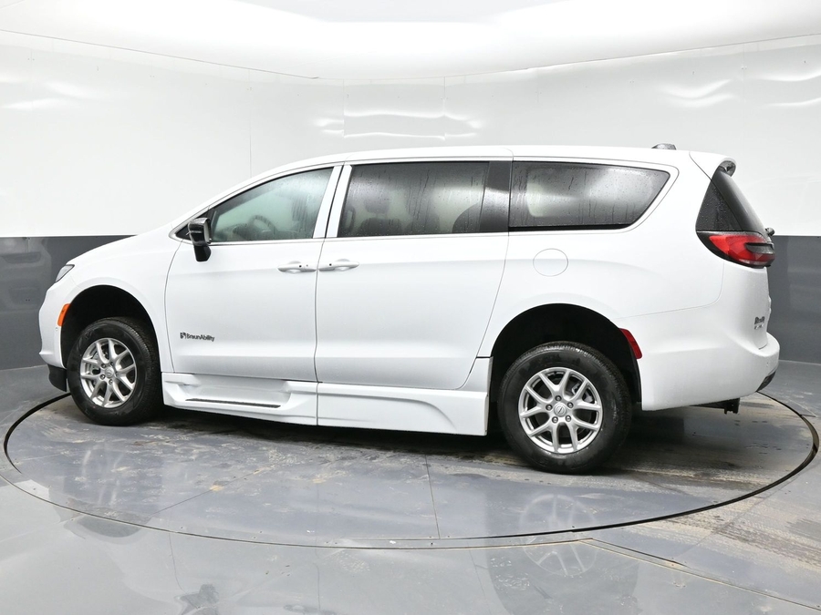 White Chrysler Pacifica image number 3