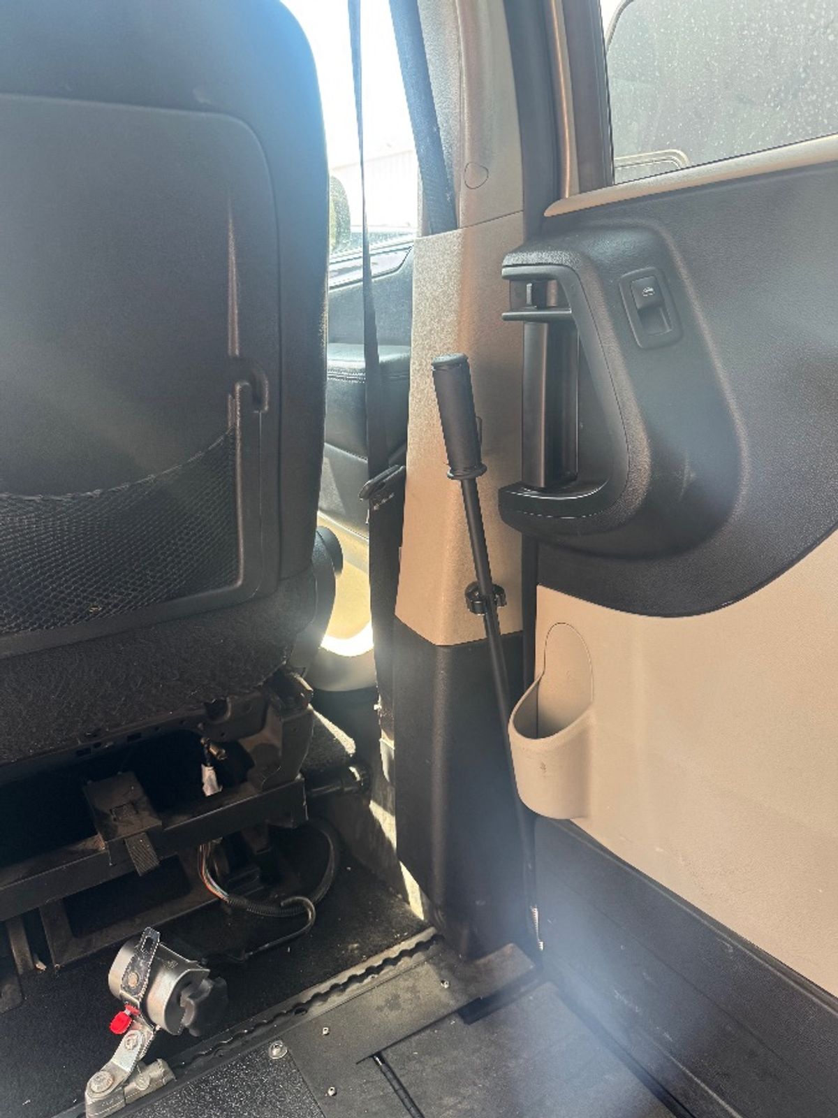 Silver Dodge Grand Caravan image number 7