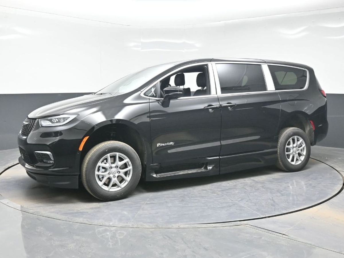 Black Chrysler Pacifica image number 14