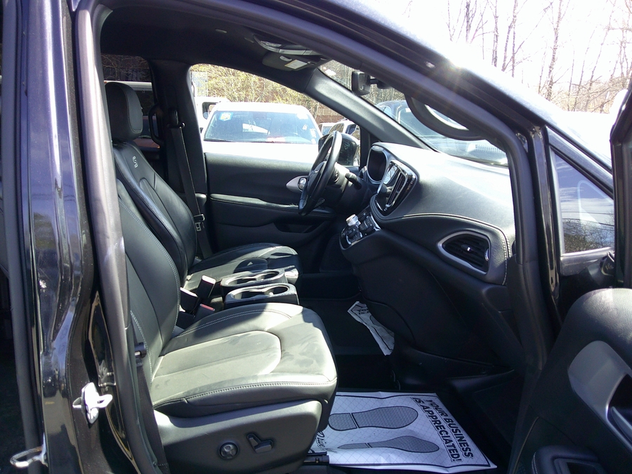 Black Chrysler Pacifica image number 14