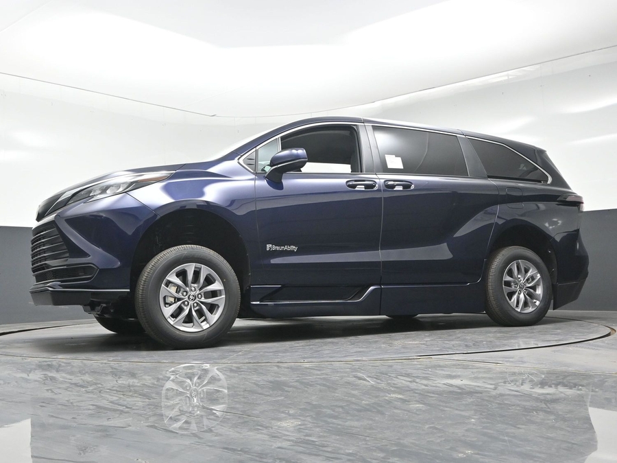 New 2026 Toyota Sienna Hybrid LE - BraunAbility Side Entry Fold Out Automatic Ramp