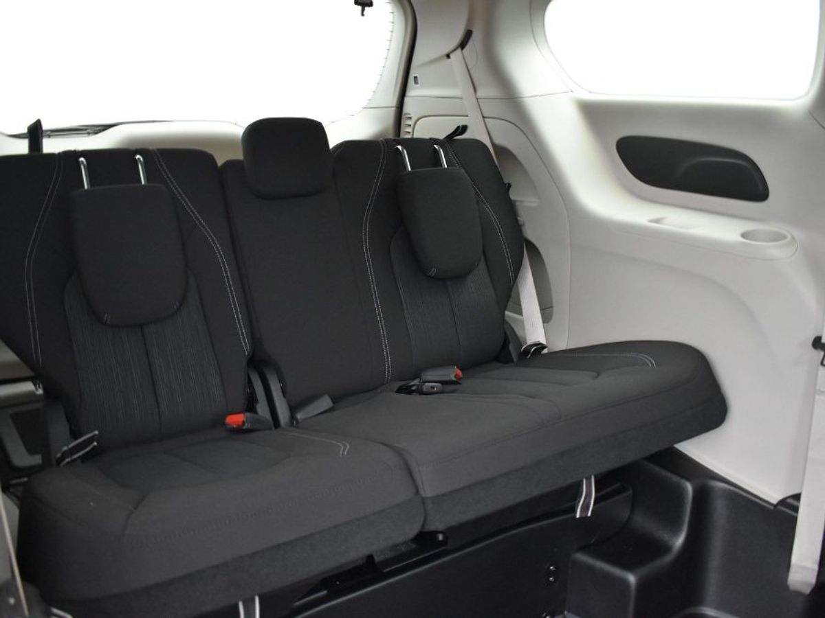 White Chrysler Voyager image number 15