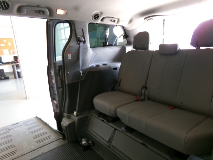 Silver Toyota Sienna image number 10