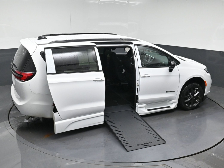 White Chrysler Pacifica image number 22