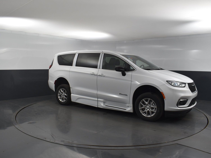 New 2025 Chrysler Pacifica Select Safety - BraunAbility Side Entry Entry In Floor Automatic Ramp