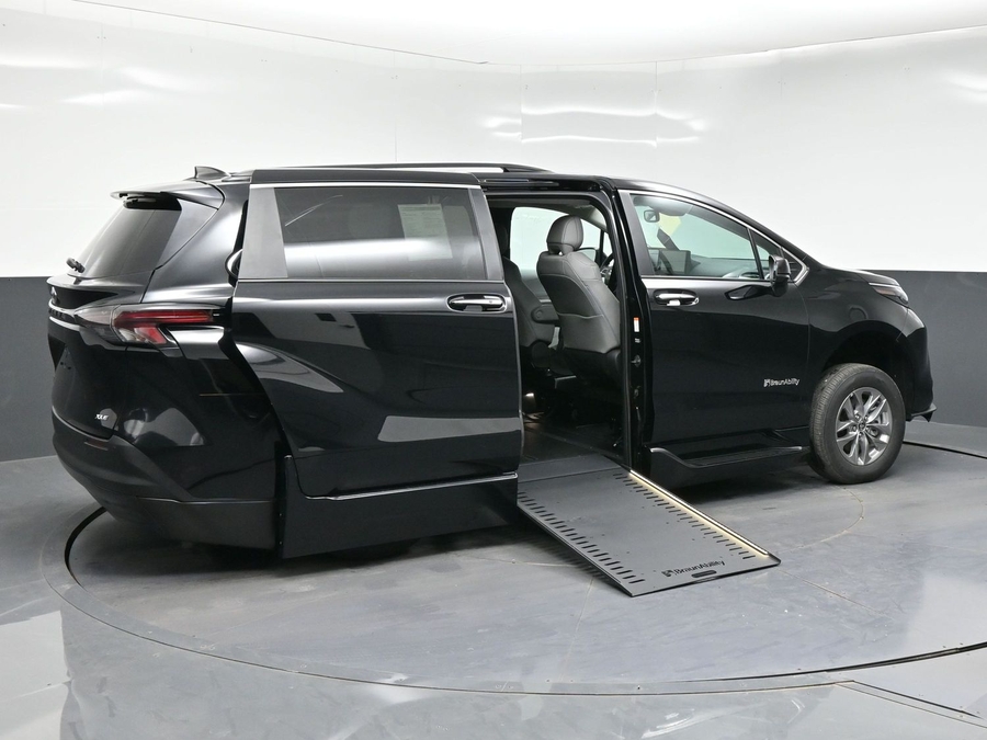 New 2026 Toyota Sienna Hybrid XLE Add - BraunAbility Side Entry In Floor Automatic Ramp