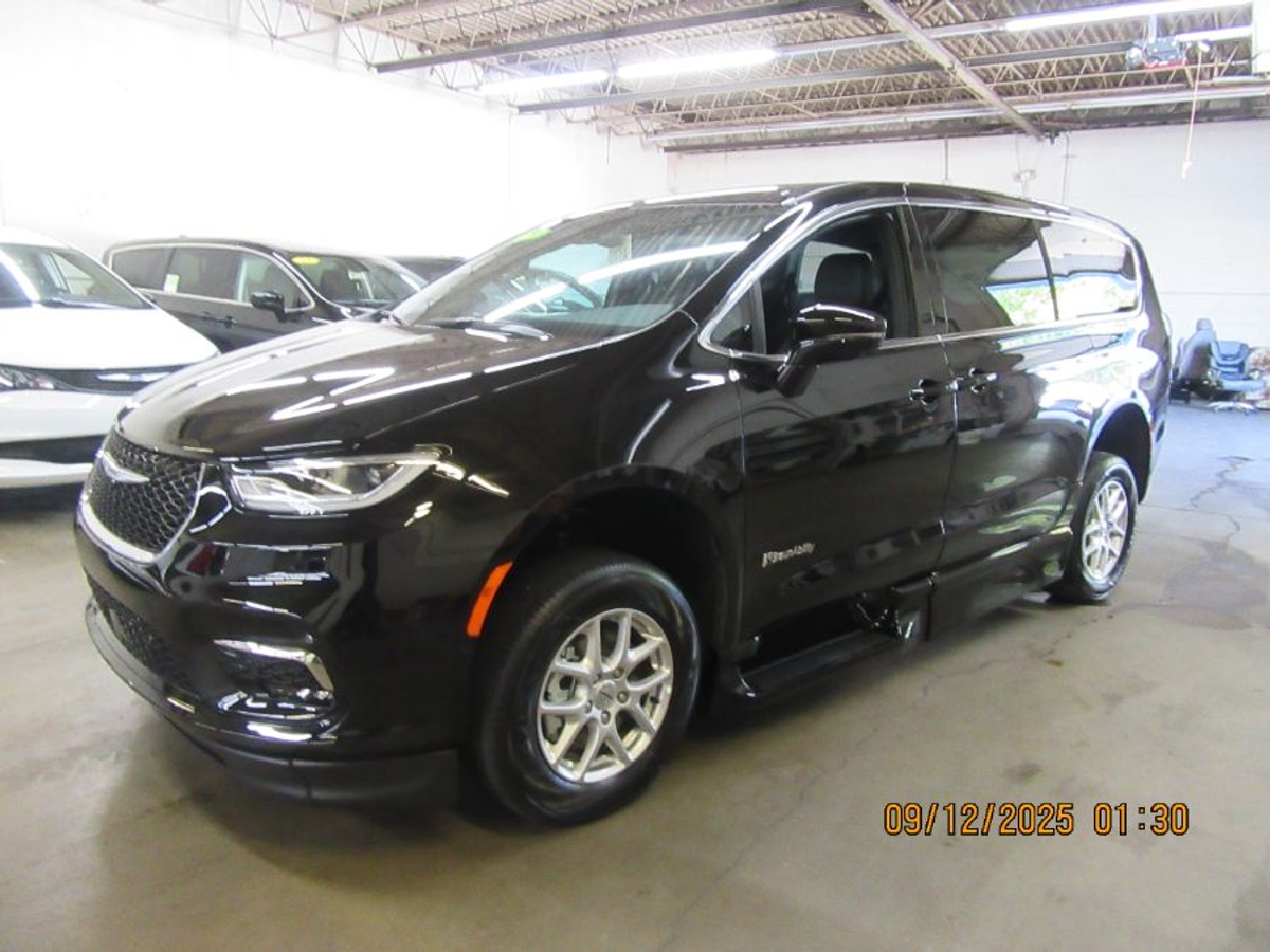 Black Chrysler Pacifica image number 10