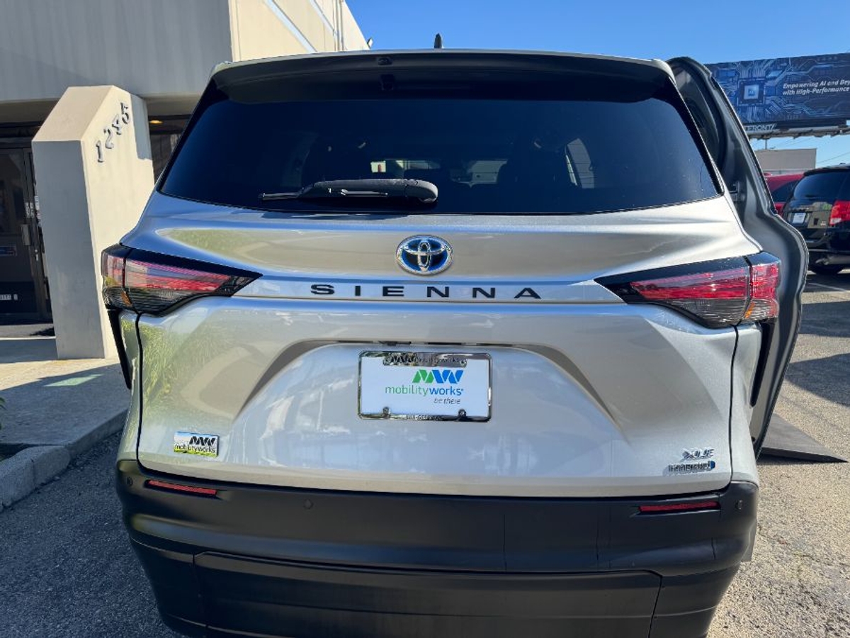 Silver Toyota Sienna image number 4