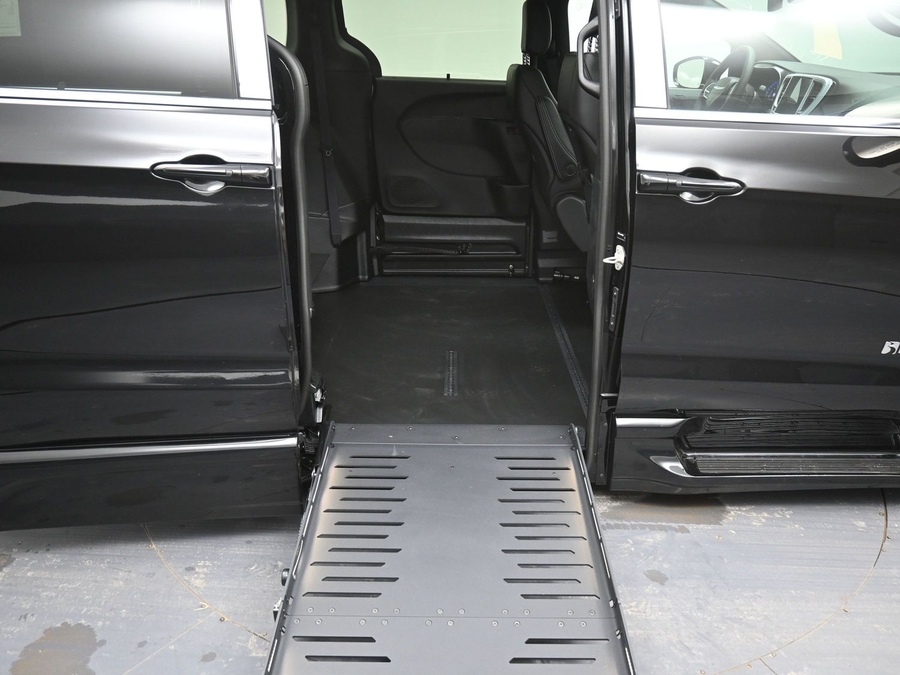 Black Chrysler Pacifica image number 11