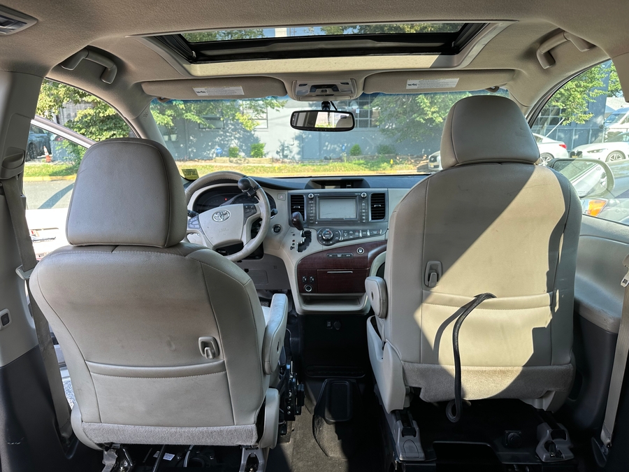 2011 Toyota Sienna XLE - Photo 6