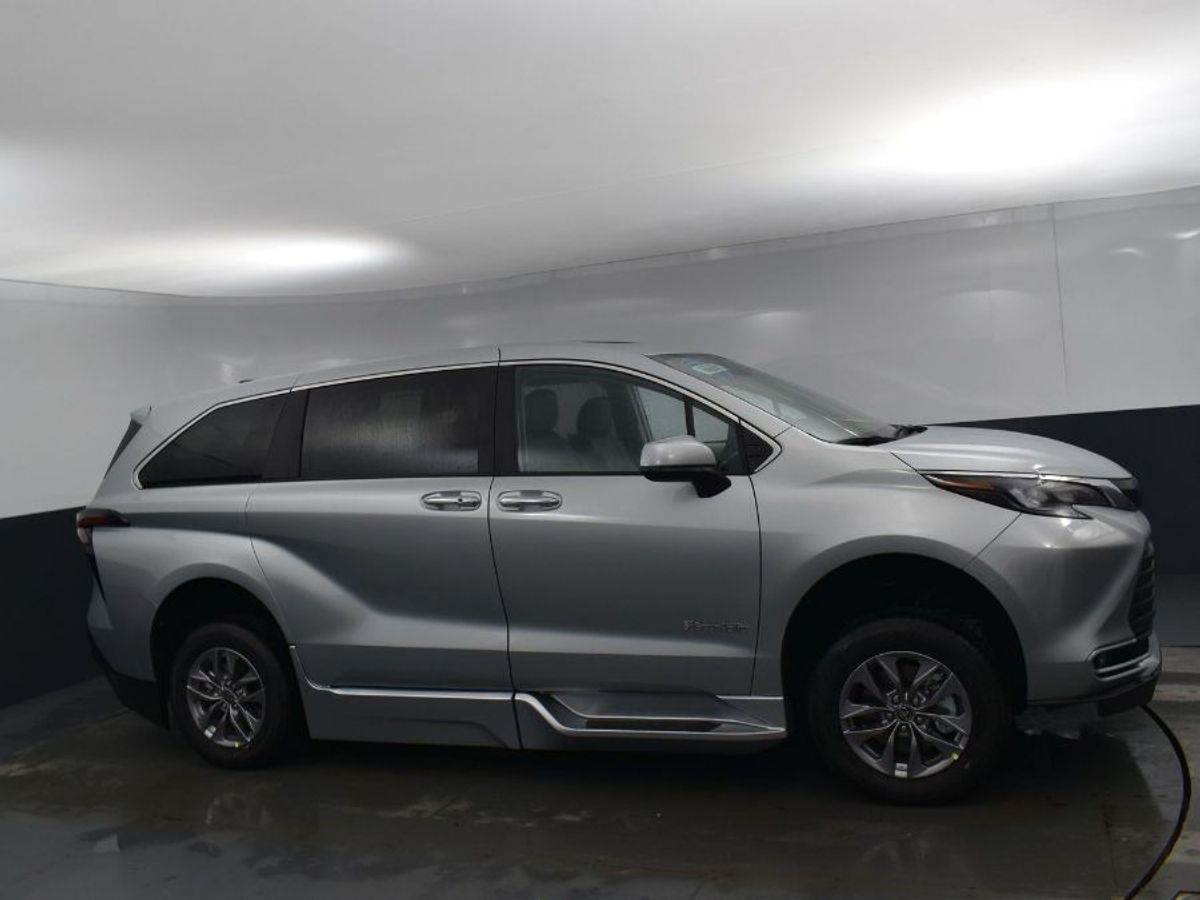 Silver Toyota Sienna image number 14