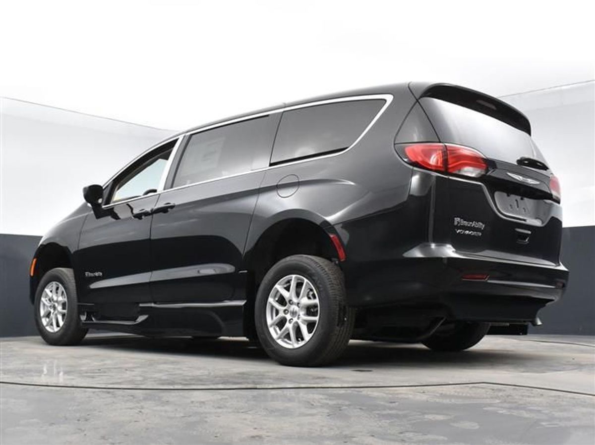 Black Chrysler Voyager image number 23