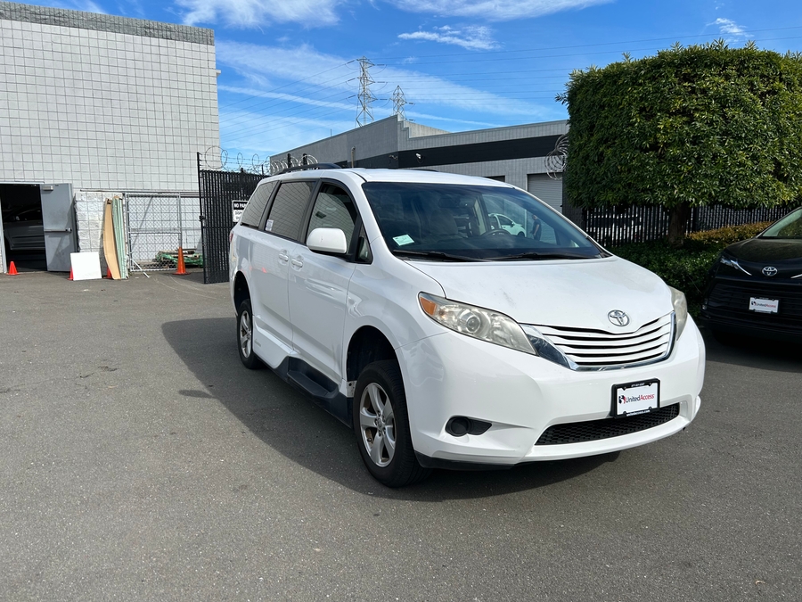 Used 2015 Toyota Sienna LE - VMI Side Entry Entry In Floor Manual Ramp