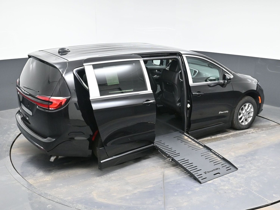 Black Chrysler Pacifica image number 25