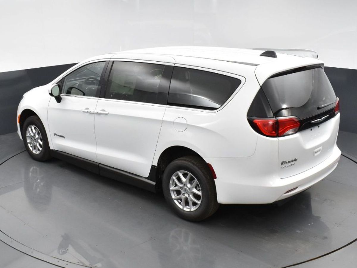 White Chrysler Voyager image number 4