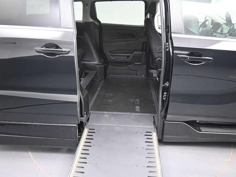 Black Honda Odyssey image number 10