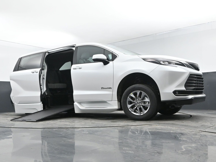 New 2025 Toyota Sienna Hybrid XLE Base - BraunAbility Side Entry Entry In Floor Automatic Ramp