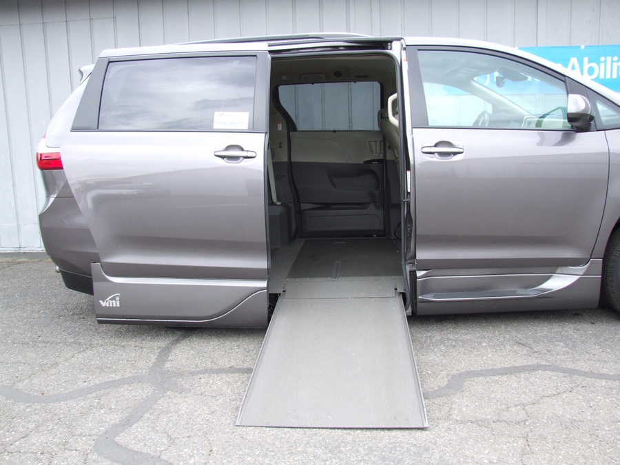 Used 2019 Toyota Sienna XLE - VMI Side Entry Entry In Floor Automatic Ramp