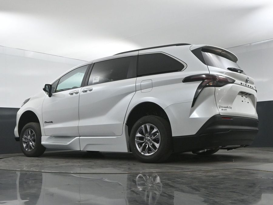 New 2025 Toyota Sienna Hybrid XLE Plus - BraunAbility Side Entry Entry In Floor Automatic Ramp