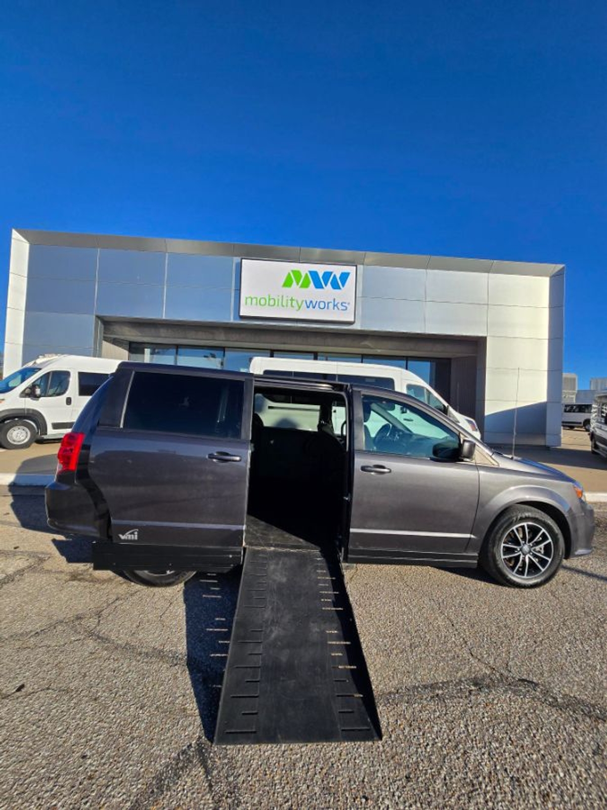 Grey Dodge Grand Caravan image number 1