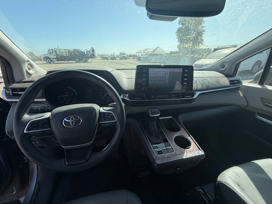 Grey Toyota Sienna image number 3