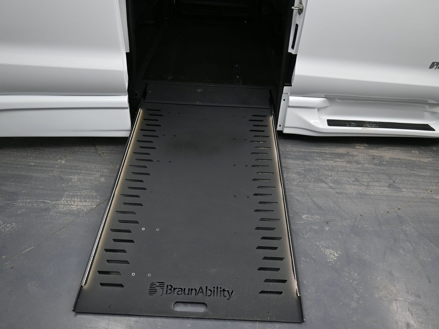 White Chrysler Pacifica image number 10