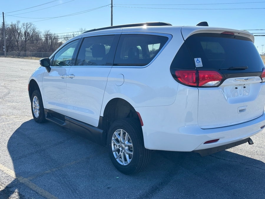 Used 2021 Chrysler Voyager LXi - BraunAbility Commercial Side Entry Entry Fold Out Manual Ramp