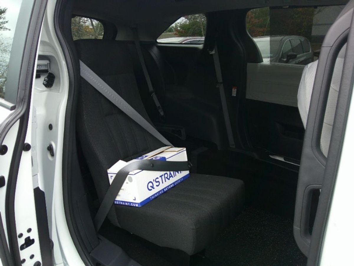 White Toyota Sienna image number 6